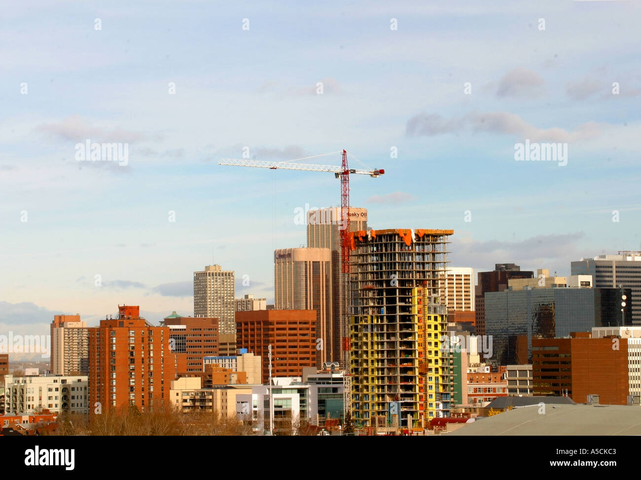 Baukran und Downtown Calgary Alberta Kanada Stockfoto