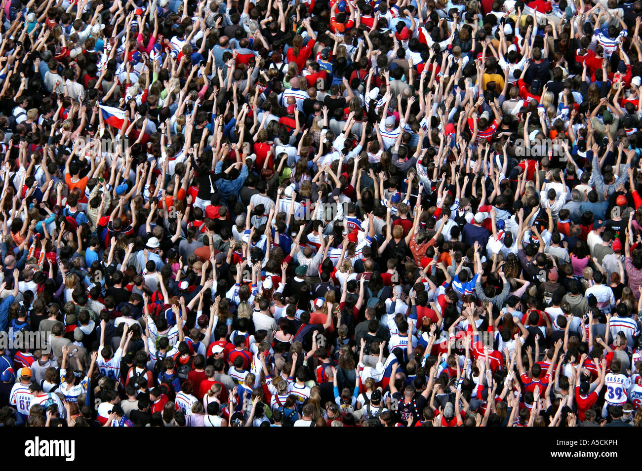 Riesige Menschenmenge von Eishockey-Fans feiern einen Sieg des tschechischen Teams in der Eishockey-Weltmeisterschaft. Stockfoto