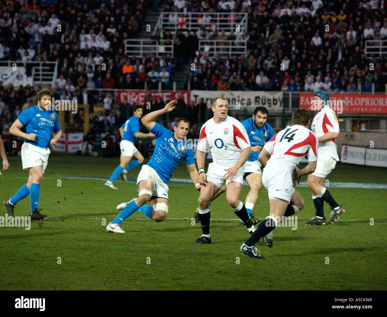 Italien gegen England. Sechs-Nationen-Rugby-Spiel am 11. Februar 2006. Sergio Parisse Mike Tindall Fabio Ongaro und Mark Cueto Stockfoto