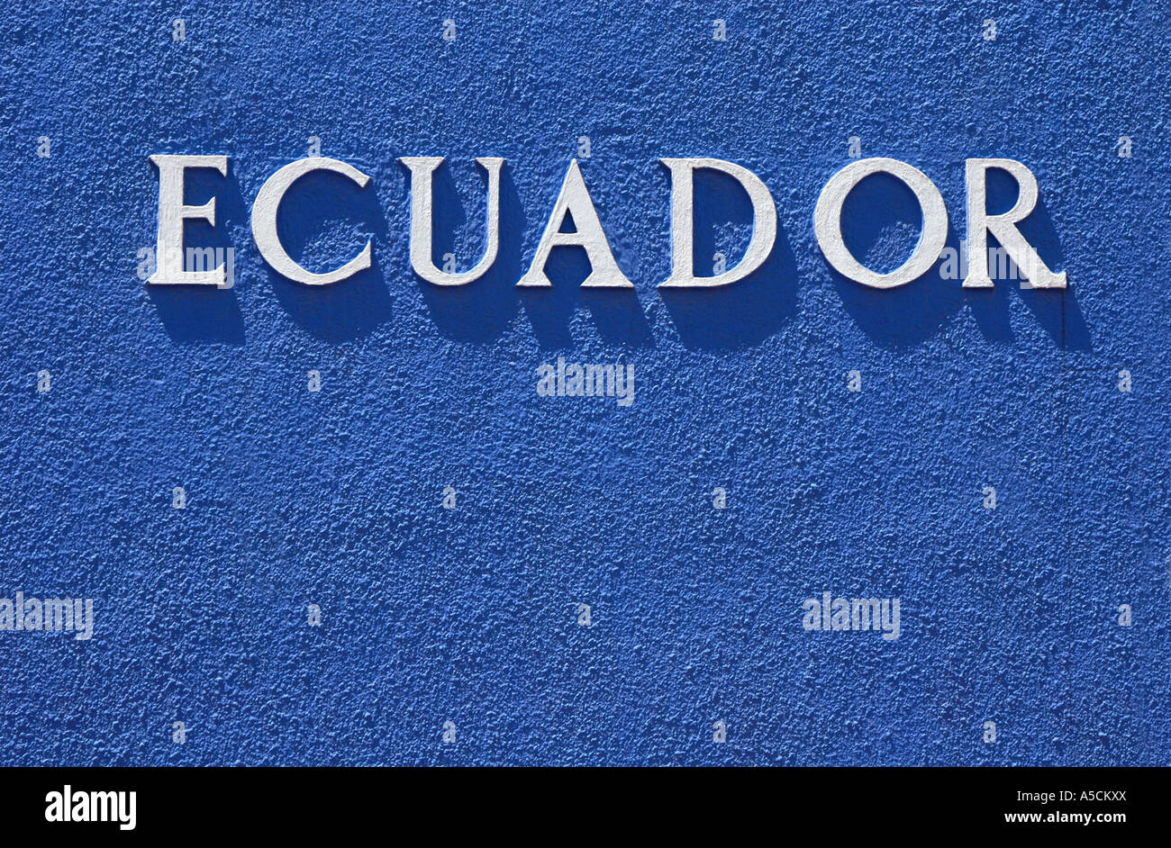 Riesige Inschrift "Ecuador" in der dunklen blauen Wand in der Nähe von Quito, Ecuador Stockfoto Riesige Inschrift "Ecuador" in der dunklen blauen Wand in der Nähe von Quito, Ecuador Stockfoto