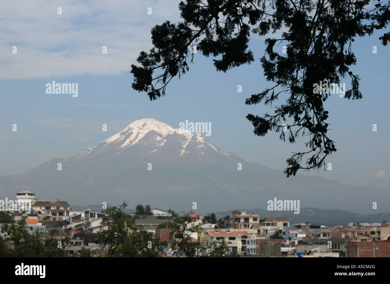 Berg Chimborazo (6,319 m), der höchste Punkt in Ecuador aus Riobamba in Ecuador Stockfoto