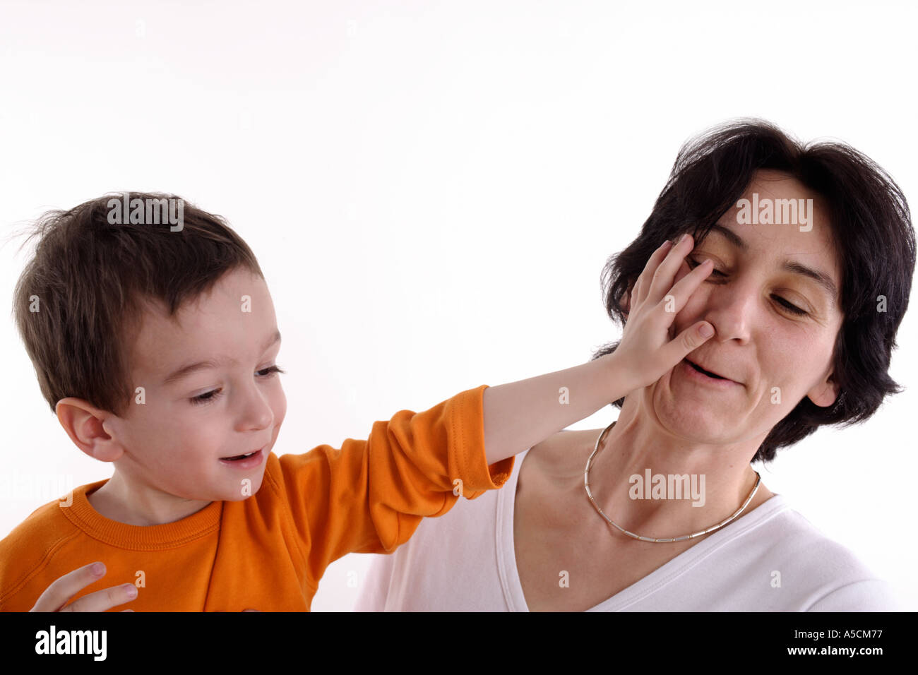 Kleiner Junge schlägt seine Mutter Stockfoto