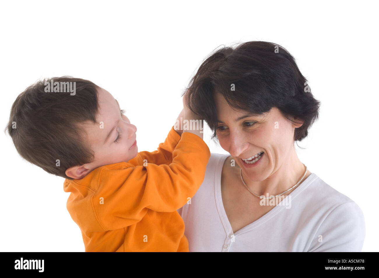 Kleiner Junge Mütter Haare reißen Stockfoto