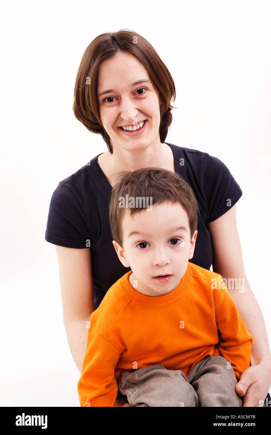 Mutter und Sohn schauen in die Kamera Lächeln Stockfoto