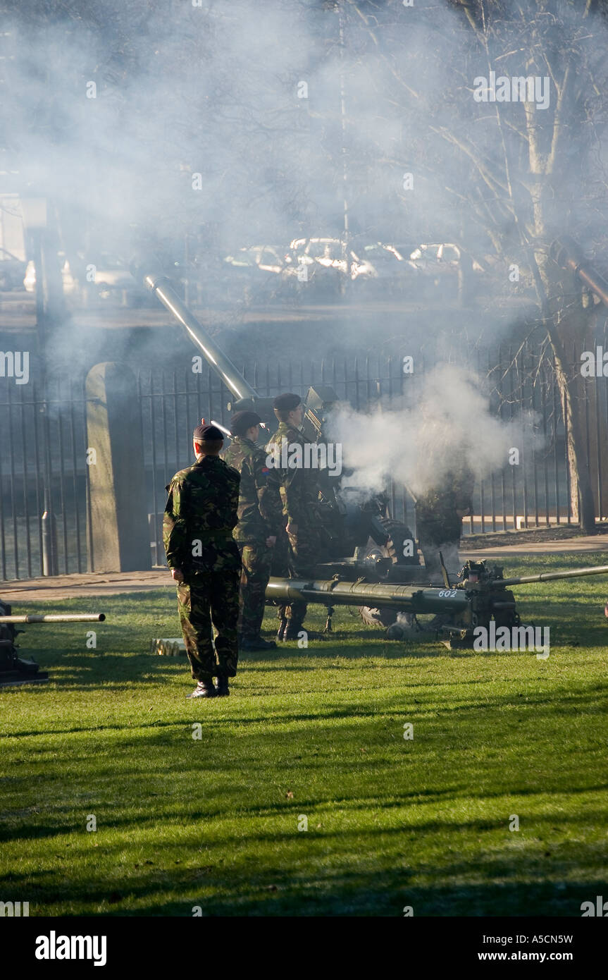 Soldaten feuern Pistolen im Royal Salute Museum Gardens York North Yorkshire England UK Vereinigtes Königreich GB Großbritannien Stockfoto