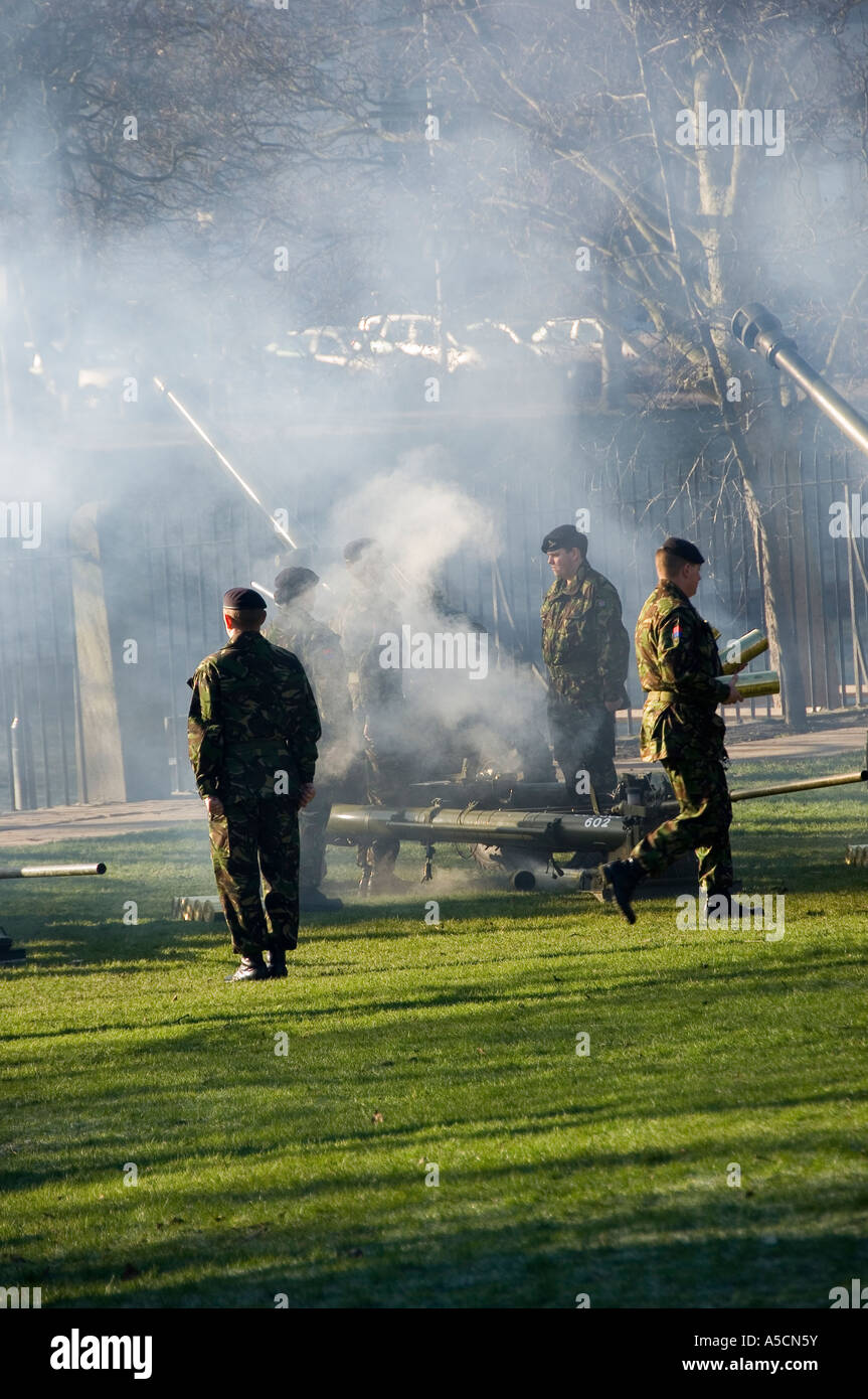 Soldaten feuern Pistolen im Royal Salute Museum Gardens York North Yorkshire England UK Vereinigtes Königreich GB Großbritannien Stockfoto