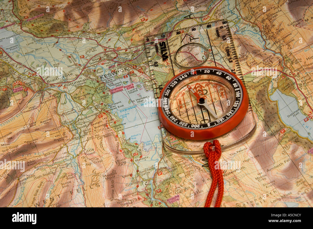 Nahaufnahme von Wanderkarte und Kompass England UK Vereinigtes Königreich GB Großbritannien Stockfoto