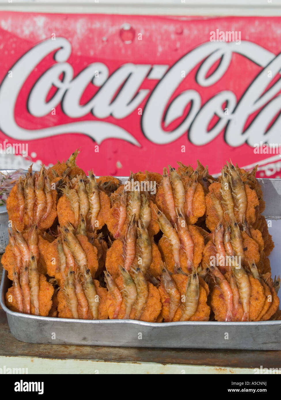 Lokale Sri Lankan Essen Kontrast mit internationalen Marken in Straße Garküche Stockfoto