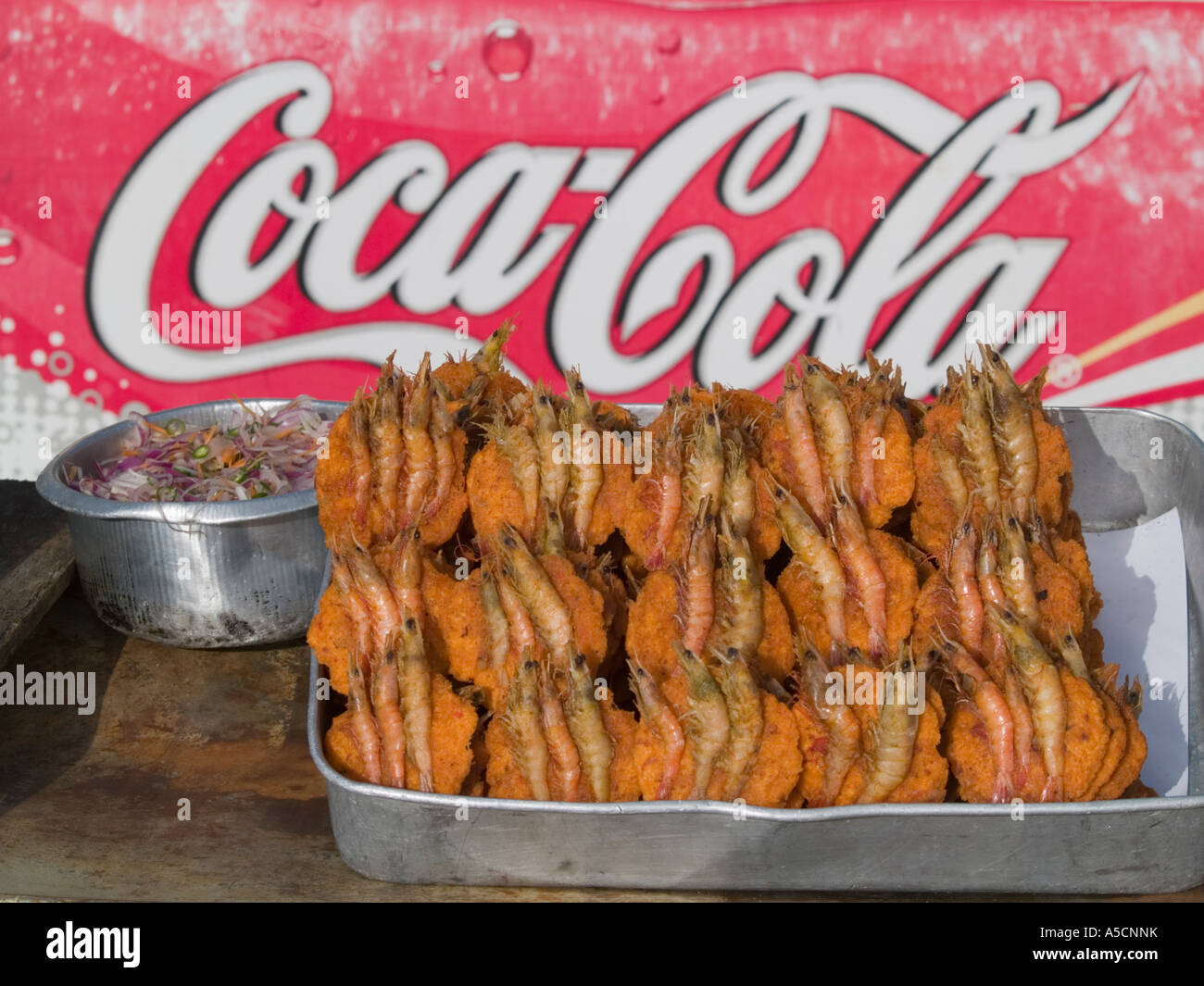 Lokale Sri Lankan Essen Kontrast mit internationalen Marken in Straße Garküche Stockfoto