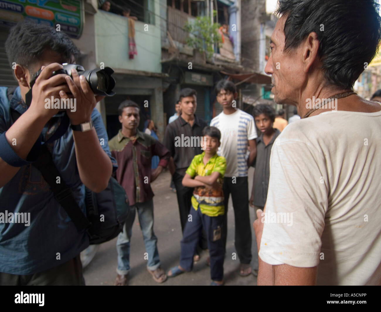 Bangladeshi Fotograf bei der Arbeit fotografiert Mann Stockfoto