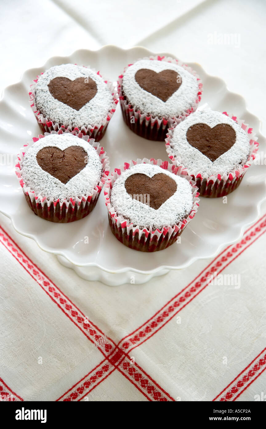 Schokoladen-Muffins mit Herz geformt Dekoration Puderzucker ...