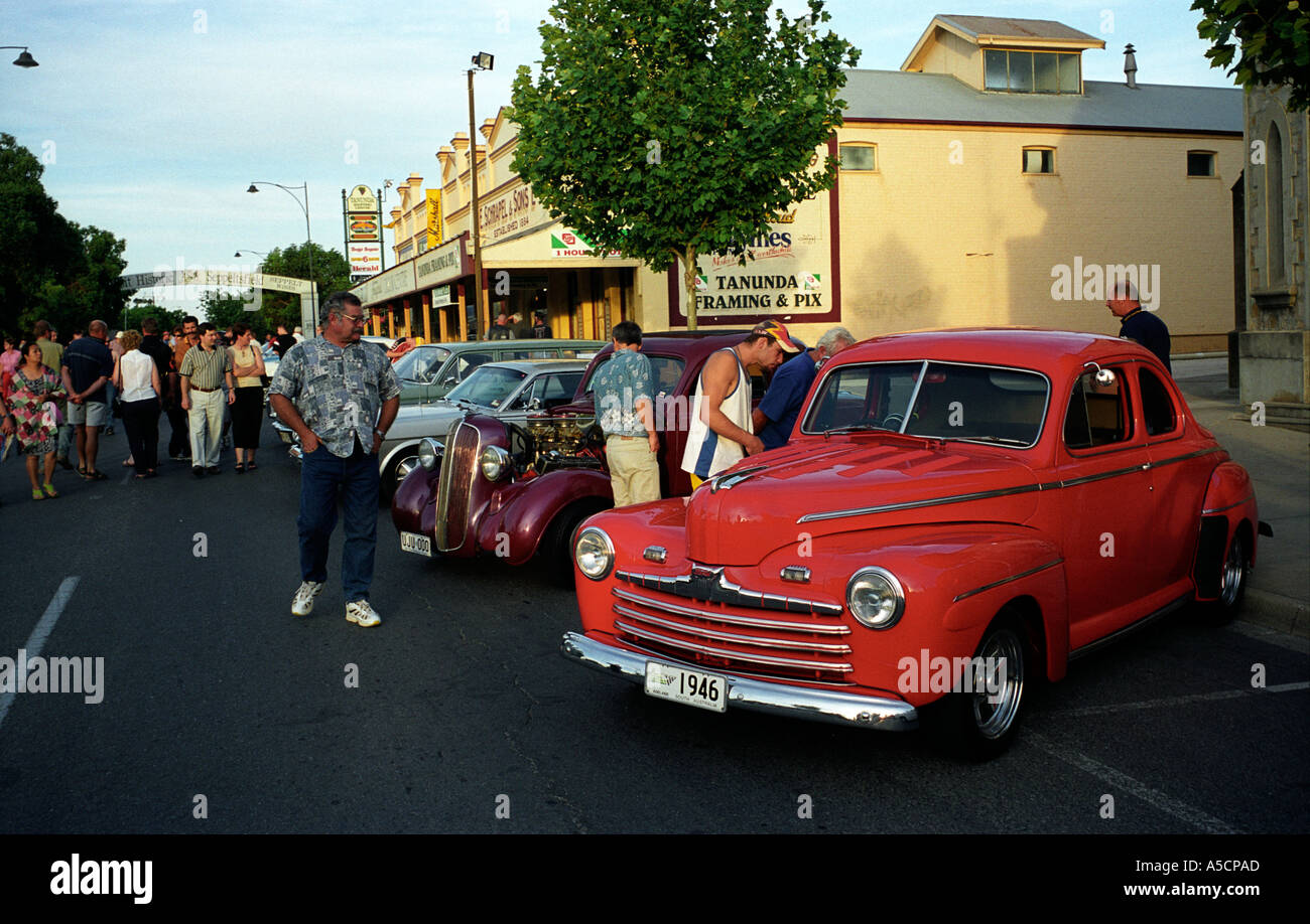 Zuschauer bewundern die klassischen Autos aufgereiht für den Hot-Rod-Abend in Tanunda Barossa Valley South Australia Stockfoto