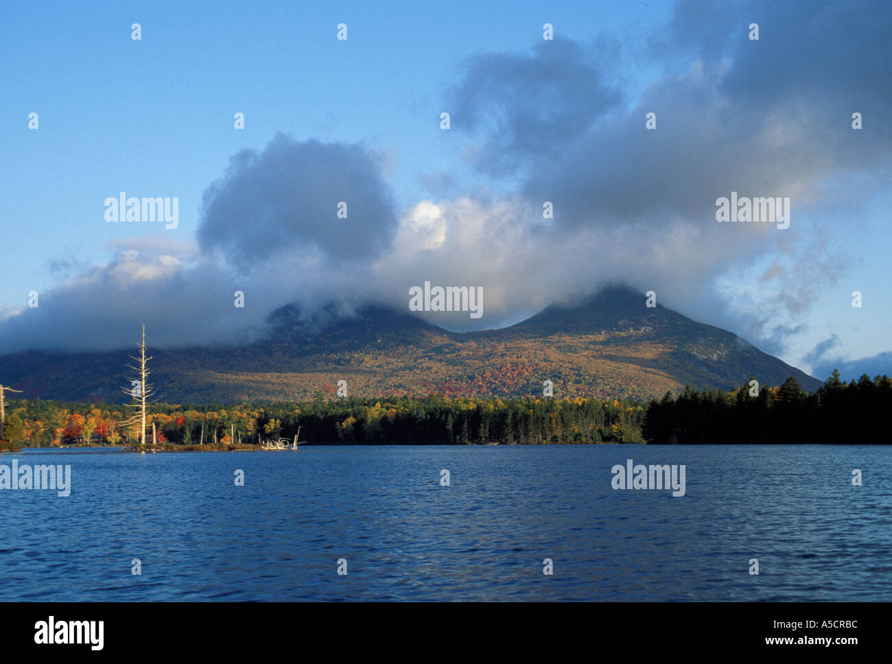 Baxter State Park ME Fall Doubletop Berg aus Niere Teich Stockfoto