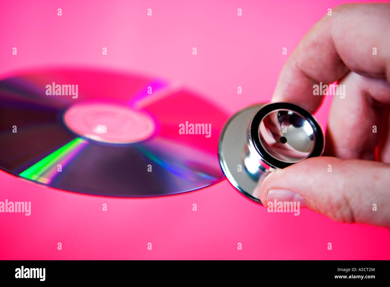 Konzeptbild mit digital Versatile Disc und Stethoskop Stockfoto