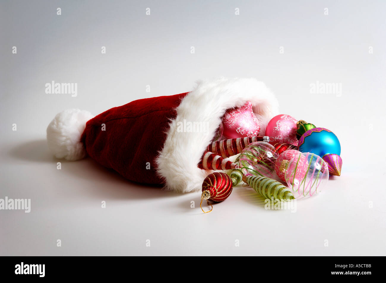 Weihnachtsmütze mit Ornamenten Stockfoto