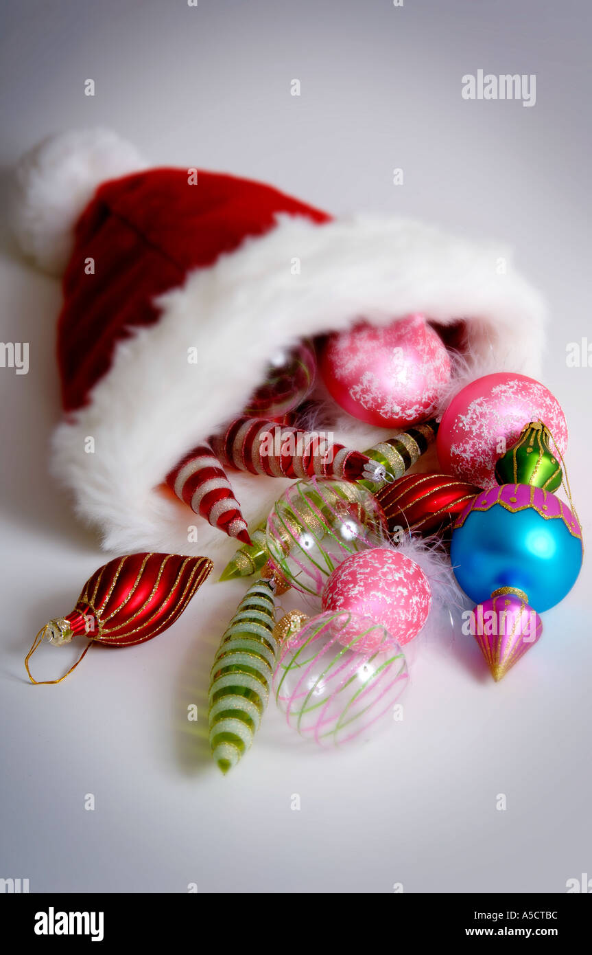 Weihnachtsmütze mit Ornamenten Stockfoto
