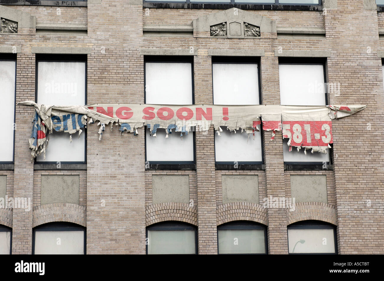 Ein zerfetzten Zeichen hängt ein West Side von Manhattan in New York City Gebäude Stockfoto