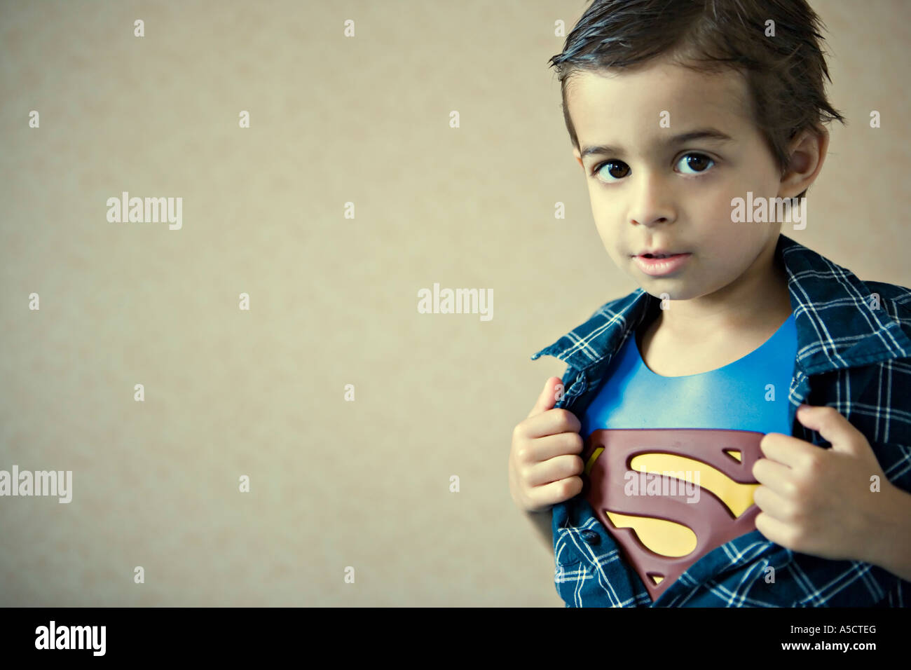 Kind zeigt Superman-Kostüm Stockfoto