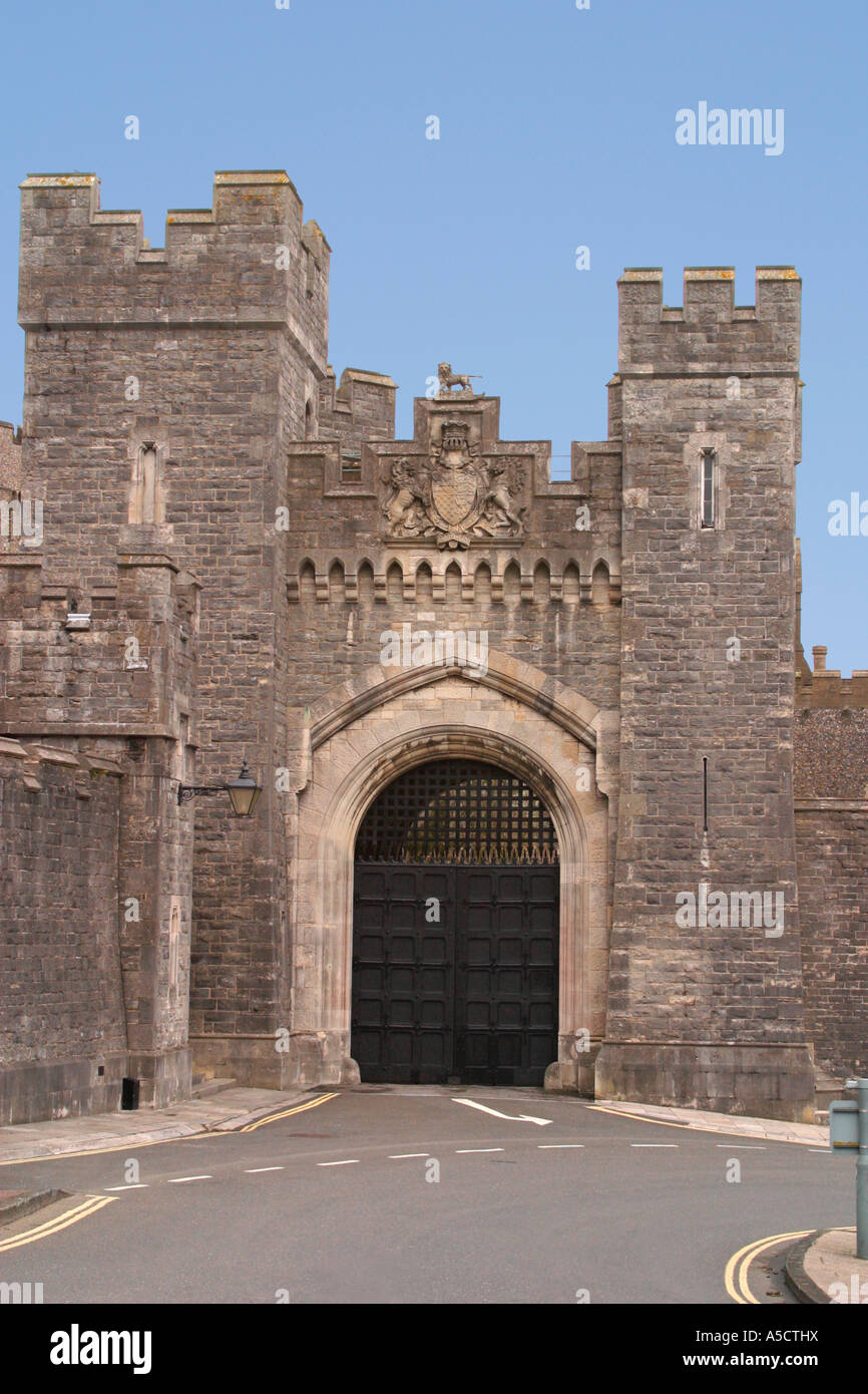 Steinernes Wappen des Dukes of Norfolk über dem Eingang zum Stadttor auf dem Gelände von Arundel Castle, West Sussex Stockfoto