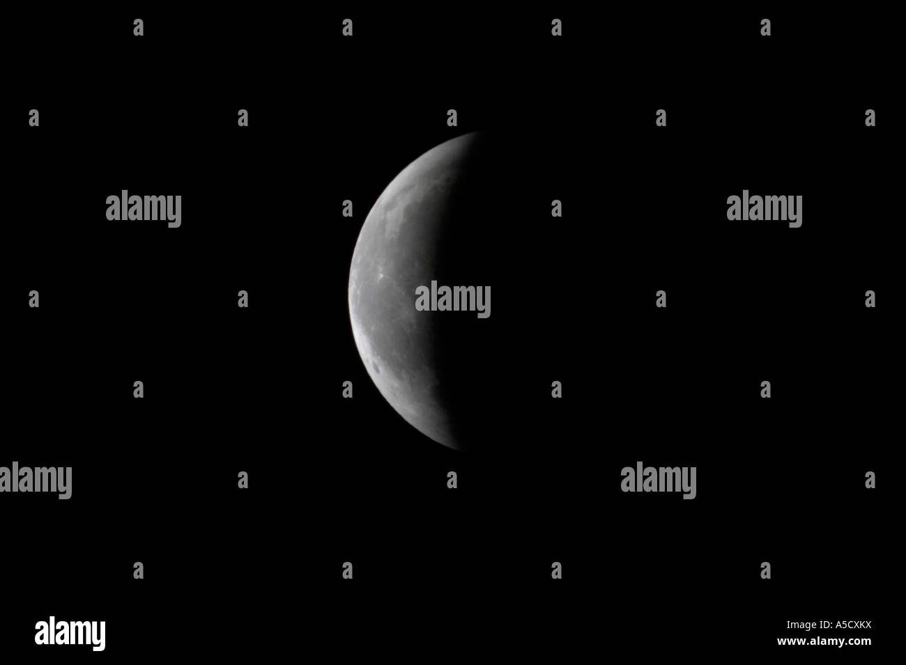 Mond, der langsam aus dem Erdschatten nach der Totalität auftaucht, wobei die totale Mondfinsternis im Gange ist, wie aus Nordirland im märz 2007 hervorgeht Stockfoto