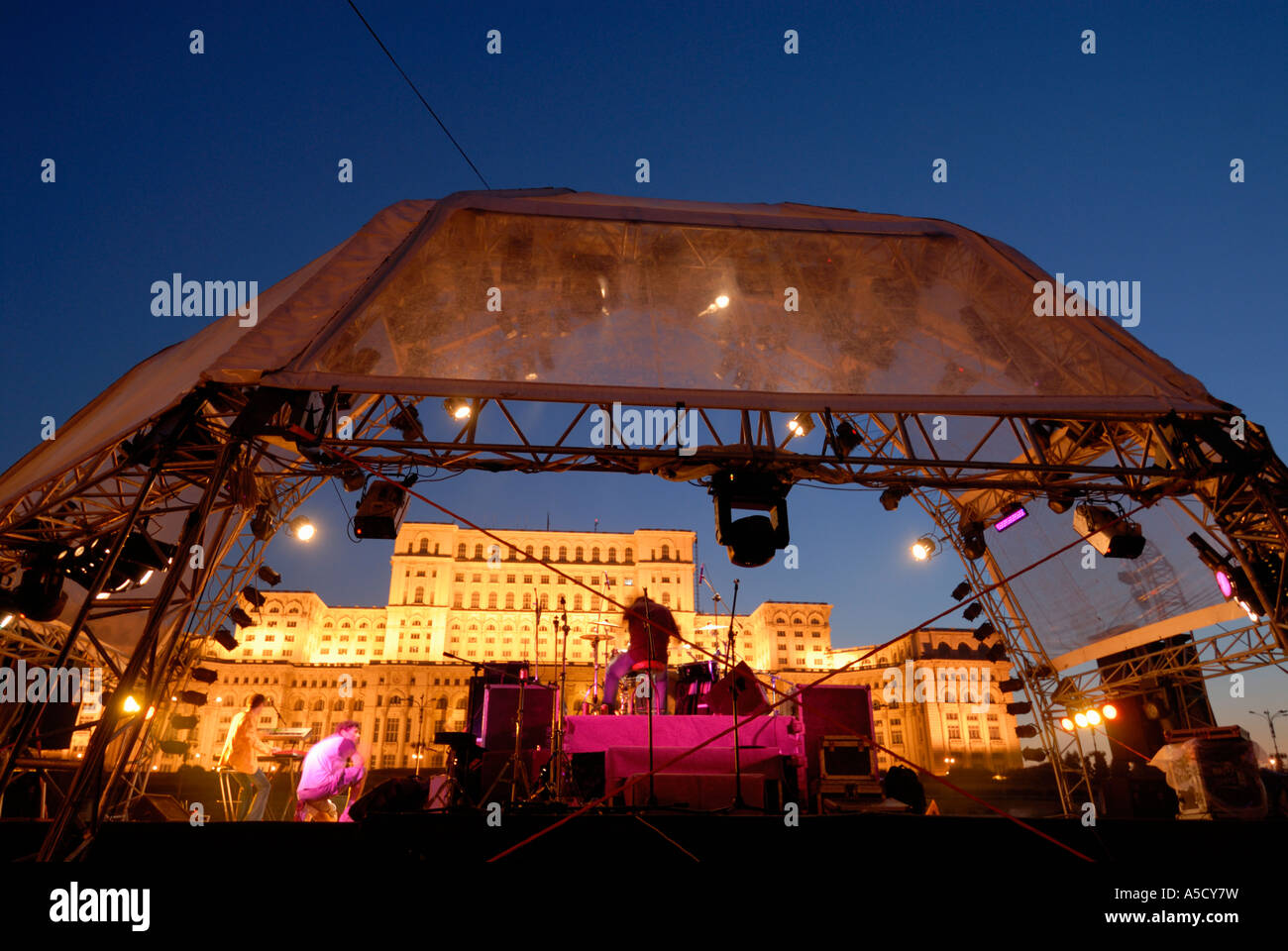 RUMÄNIEN BUKAREST. Konzert vor dem Palast des Parlaments. Stockfoto