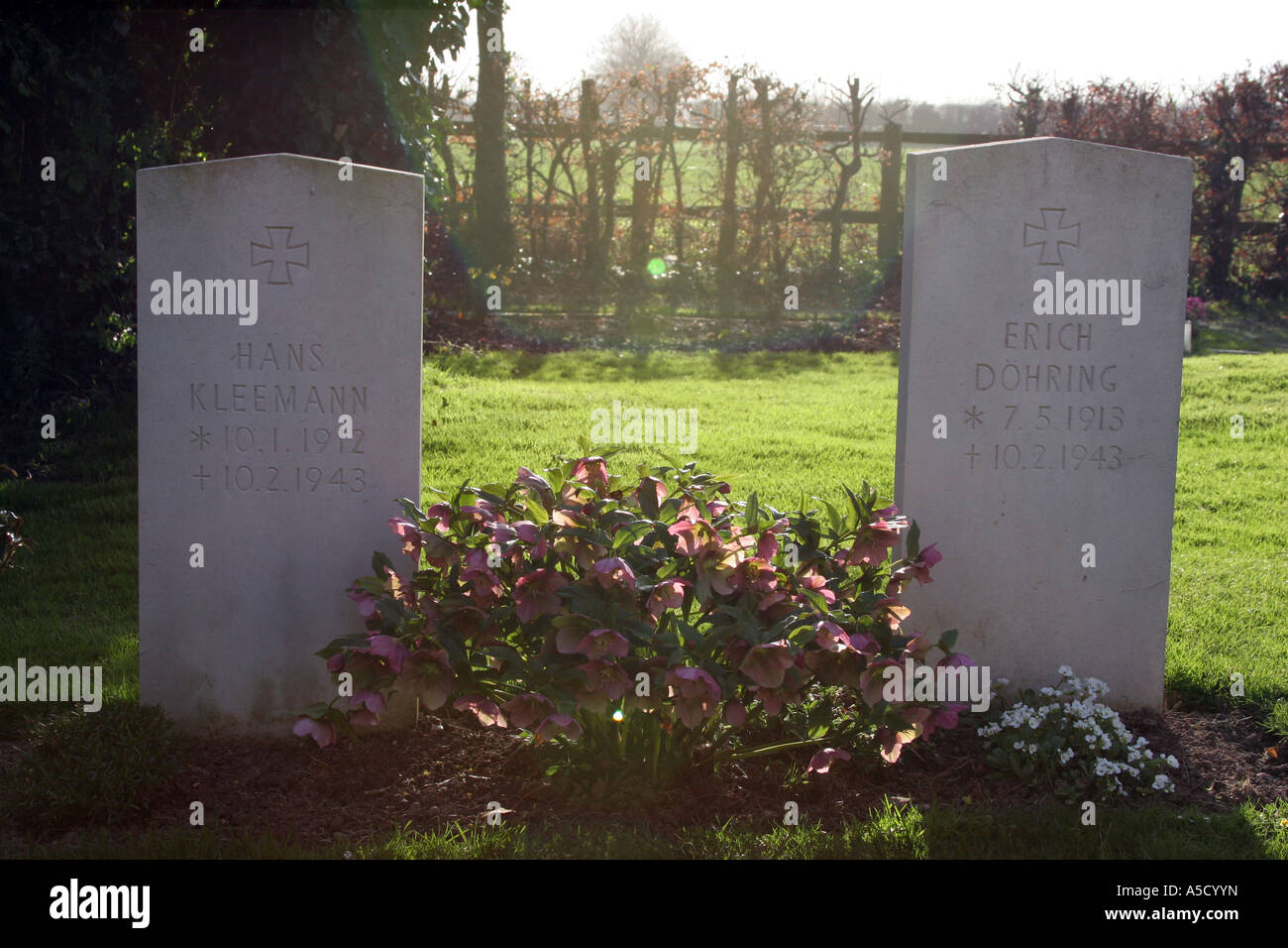 Deutsche Krieg Grabsteine auf dem Friedhof der St. Andrew Parish Church in Tangmere, West Sussex Stockfoto