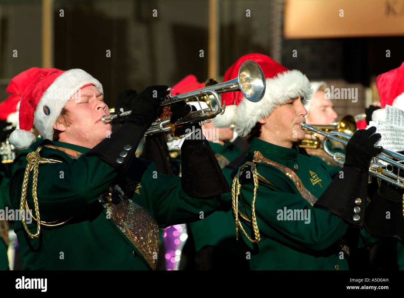 Band spielt Trompete während einer Christmas parade Stockfoto