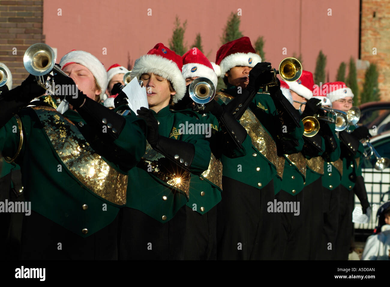 Band spielt Trompete während einer Christmas parade Stockfoto