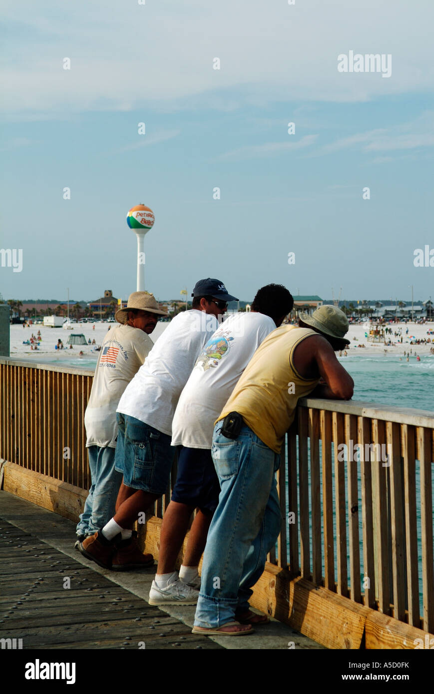 Vier Männer suchen den Ozean Pensacola, Florida Golf von Mexiko Stockfoto