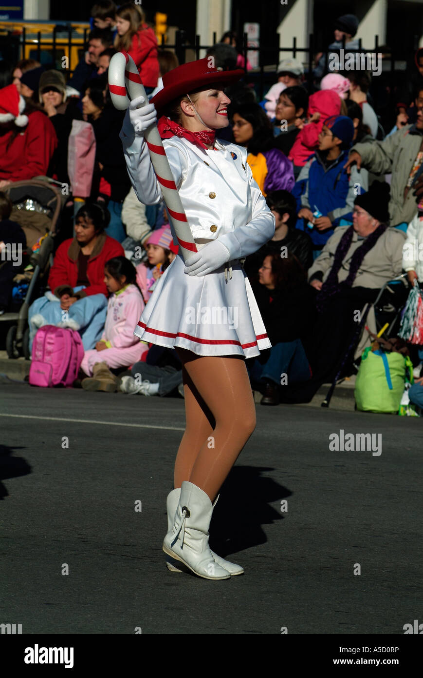 Majorette Cheer Leader marschieren während einer Christmas parade Stockfoto