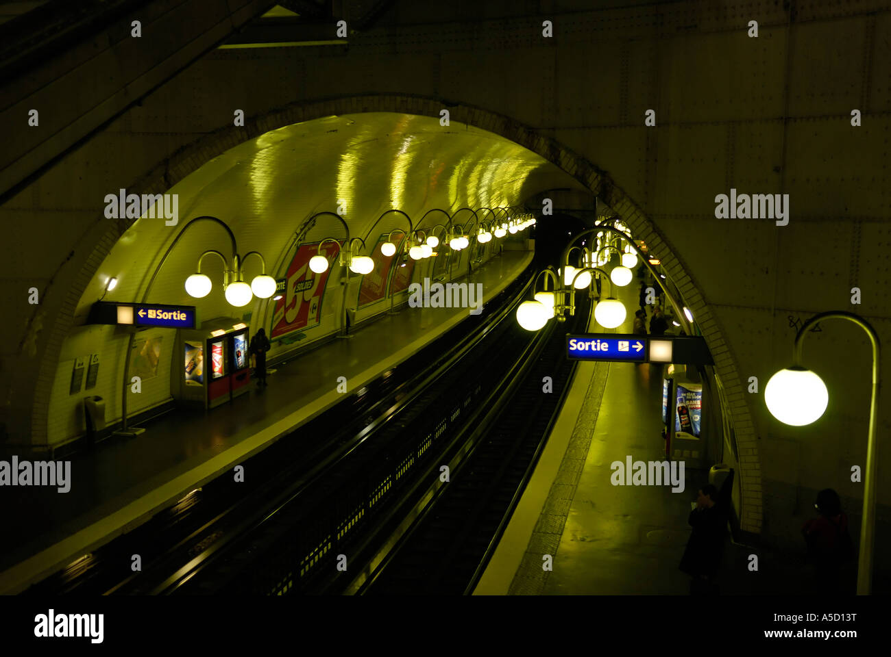 In der u-Bahnstation Saint-Michel in Paris Stockfoto