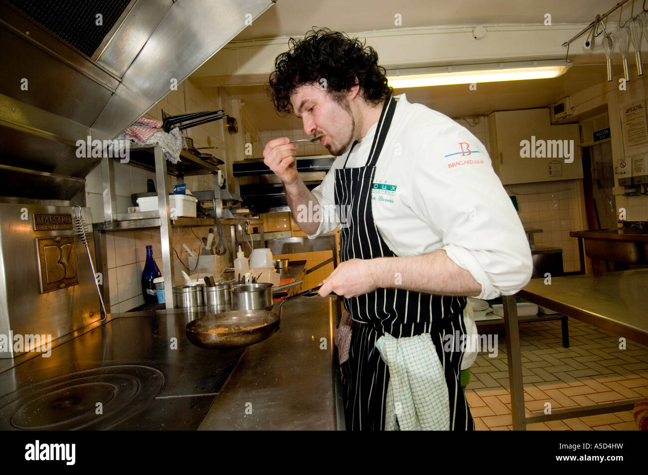 Stephen Stevens Kopf Chef Ynys Hir Hall Hotel seine Speisen in der Küche, Ceredigion West Wales UK Stockfoto