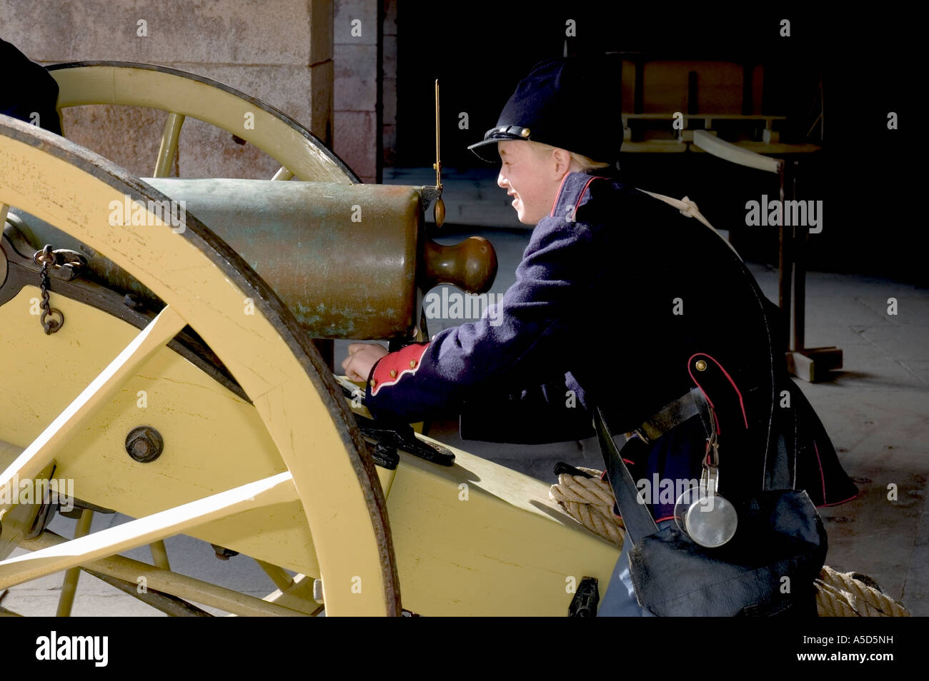 Ein Schauspieler, der in die yankee-Armee unform gekleidet ist, untersucht ein Artillerieteil in einer Nachinszenierungsszene des Bürgerkriegs. Stockfoto