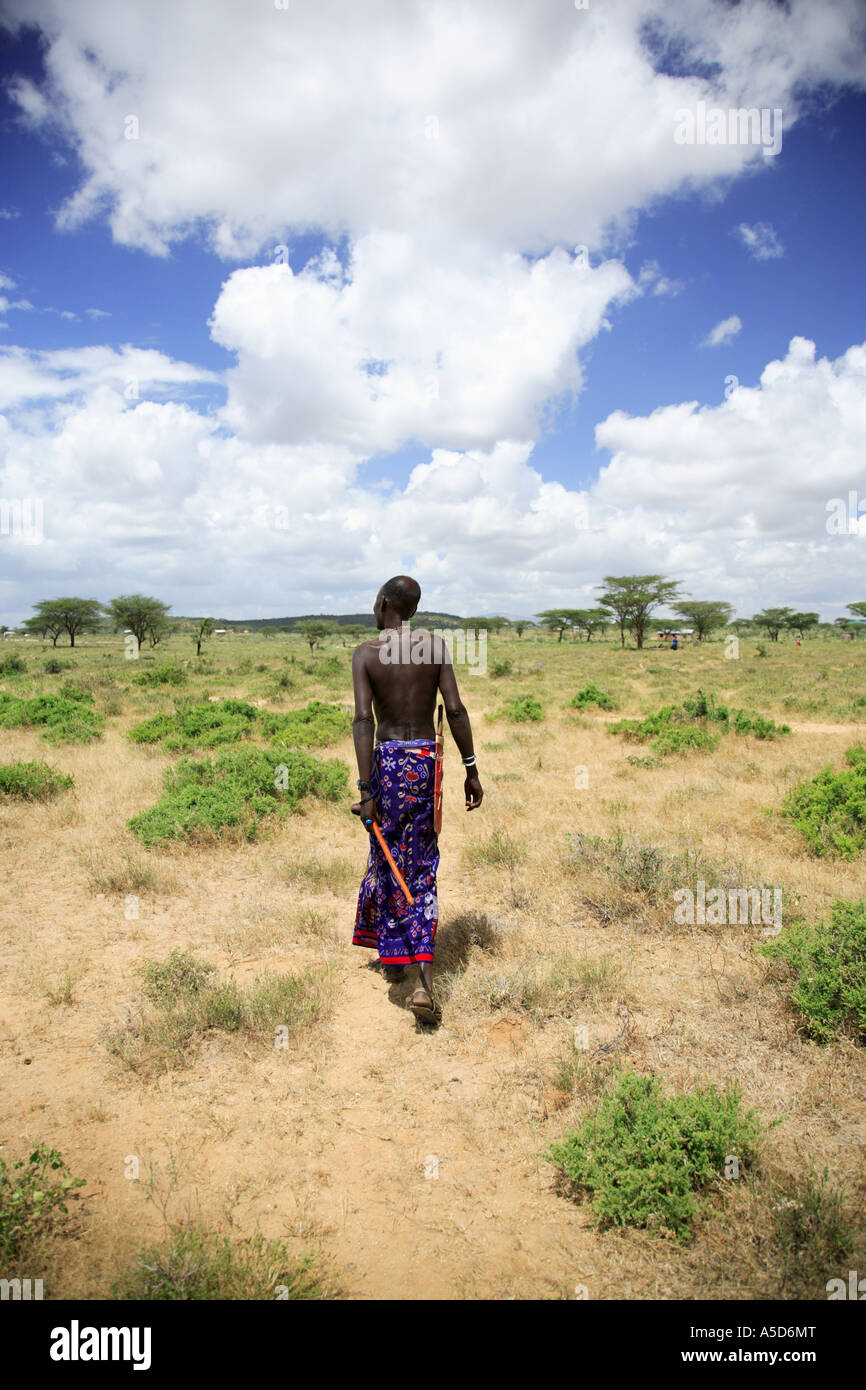 Samburu-Chef über die Samburu-Prärie in sein Dorf zu Fuß Stockfoto