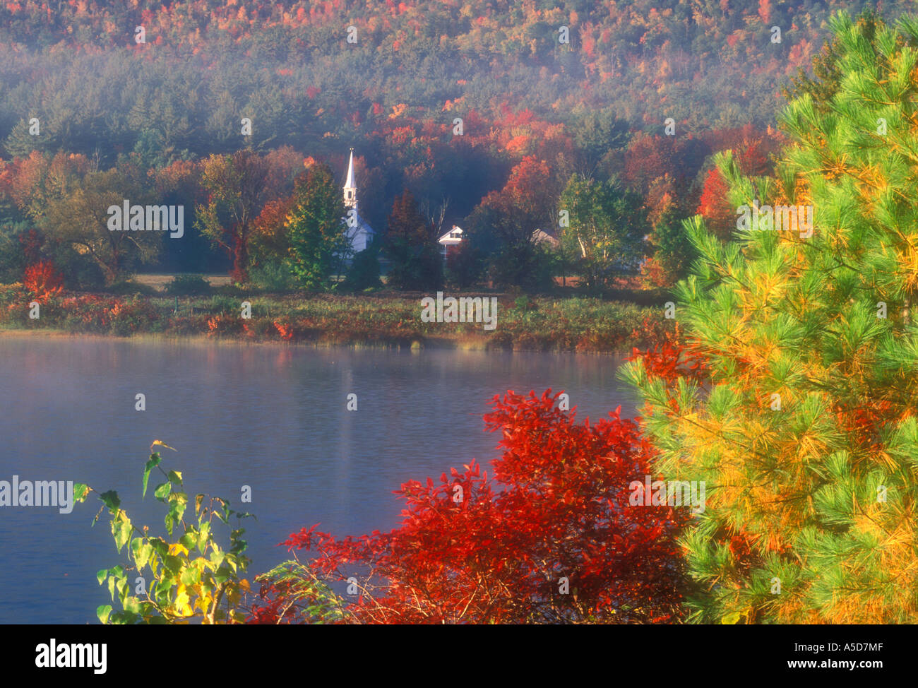 Die kleine weiße Kirche 1879 mit steigender Nebel und Herbst Hügel in der Nähe von Crystal Lake. Eaton Centre Newhampshire Stockfoto