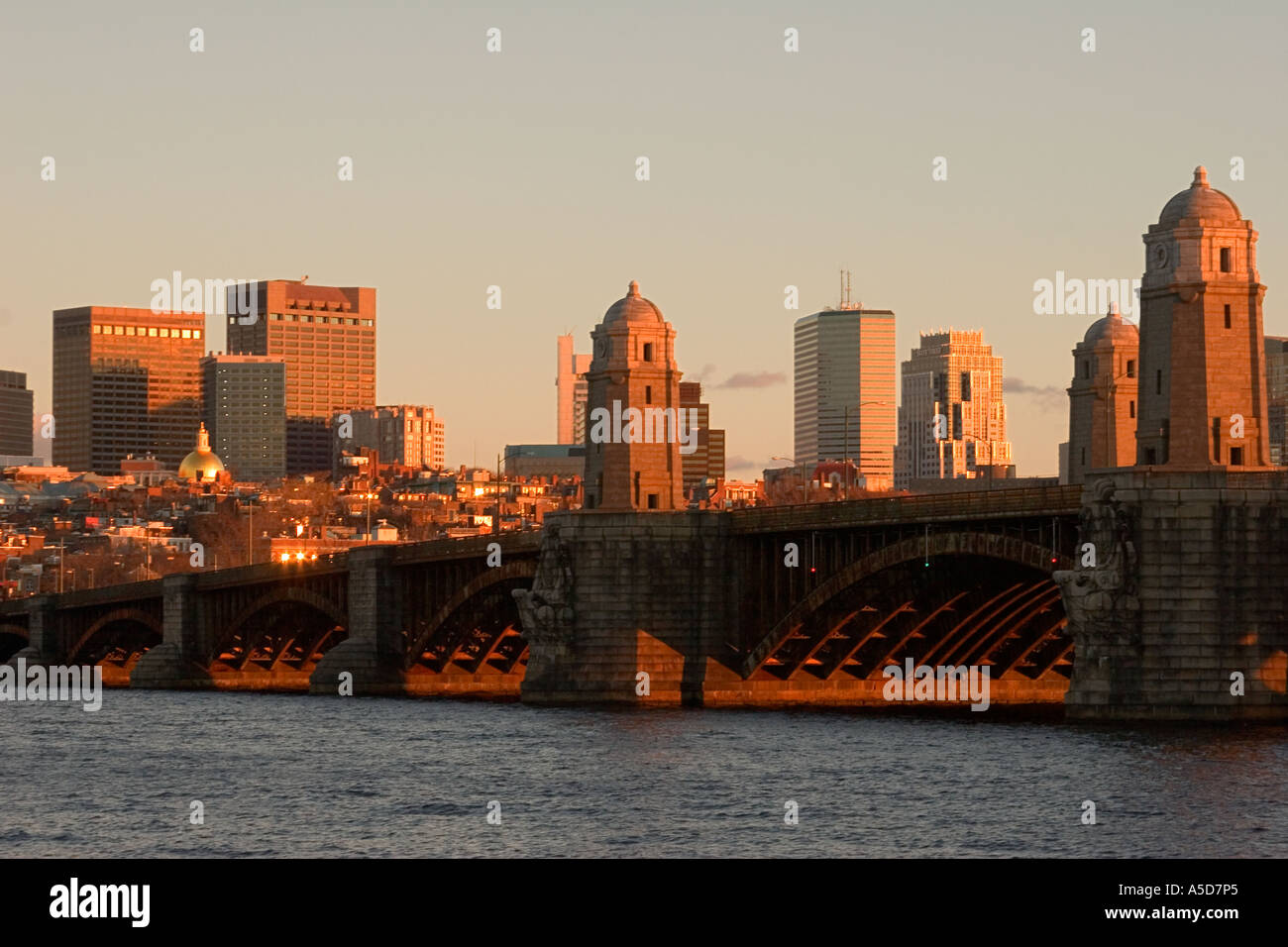 Longfellow Bridge und die Skyline von Boston MA Stockfoto