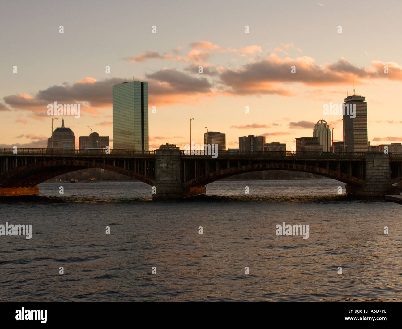 Longfellow Bridge und die Skyline von Boston MA Stockfoto