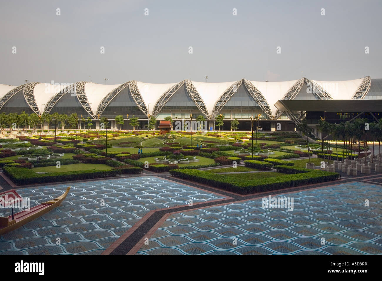 Komplizierte geschnitzte Wege, Hecken und Rasenflächen, Gärten des Suvarnabhumi Airport - Bangkok International Airport, Thailand Stockfoto