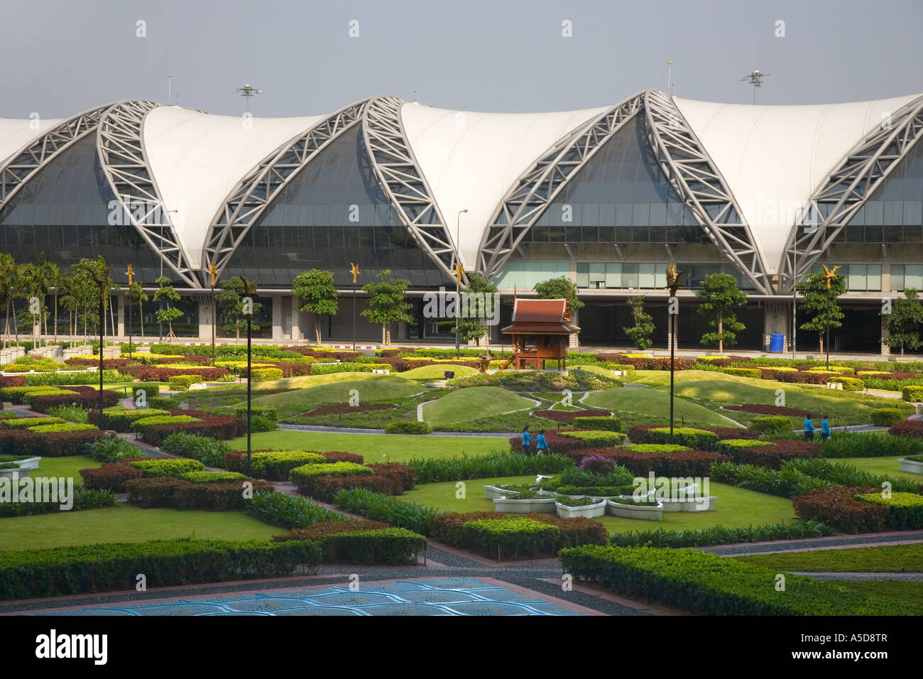 Komplizierte geschnitzte Wege, Hecken und Rasenflächen, Gärten des Suvarnabhumi Airport - Bangkok International Airport, Thailand Stockfoto