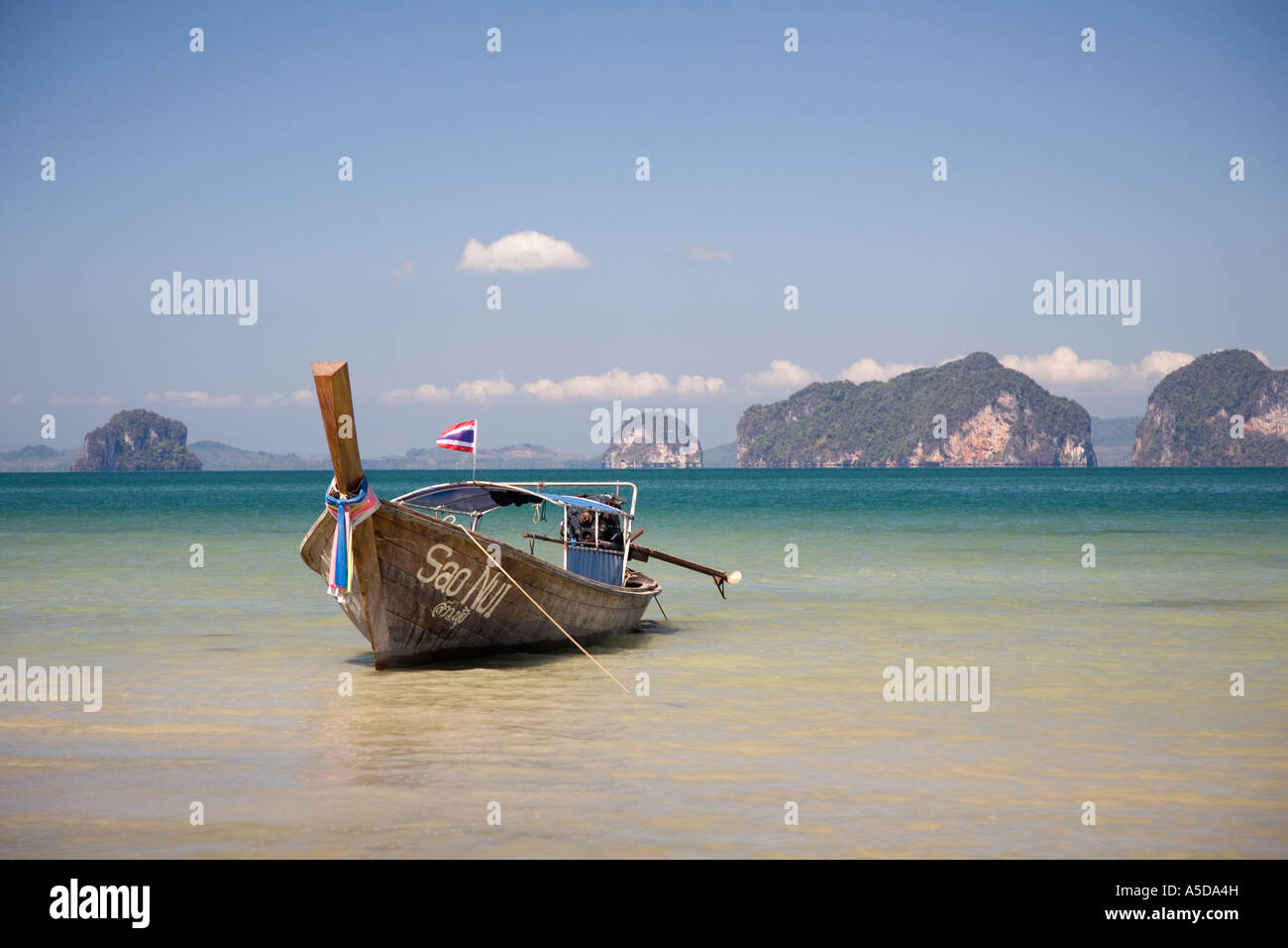 Longtail, Longtailed oder Longtail-Boot vertäut am Tupkaek Sunset Beach Resort Krabi Provinz Thailand Stockfoto