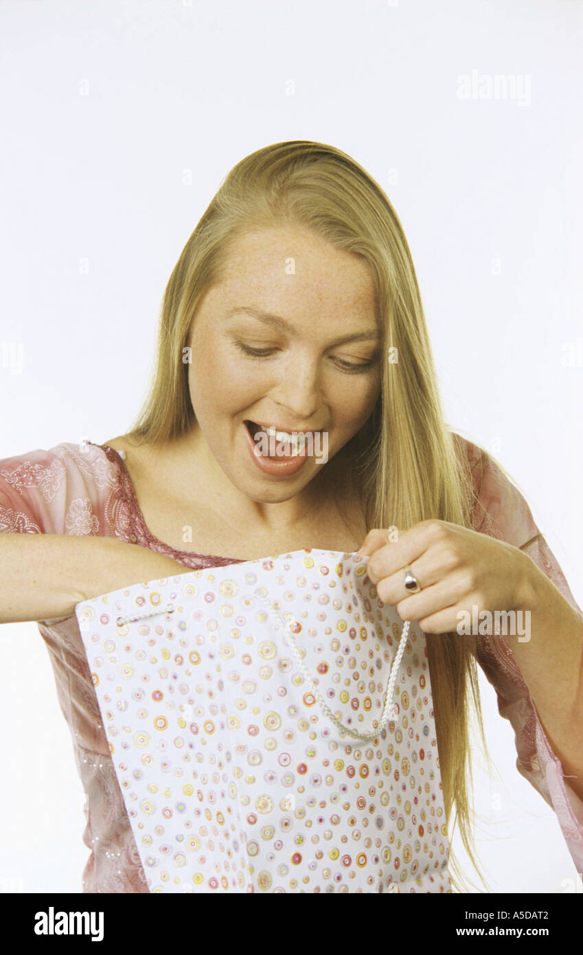 Junge Frau, die in Warenkorb Stockfoto