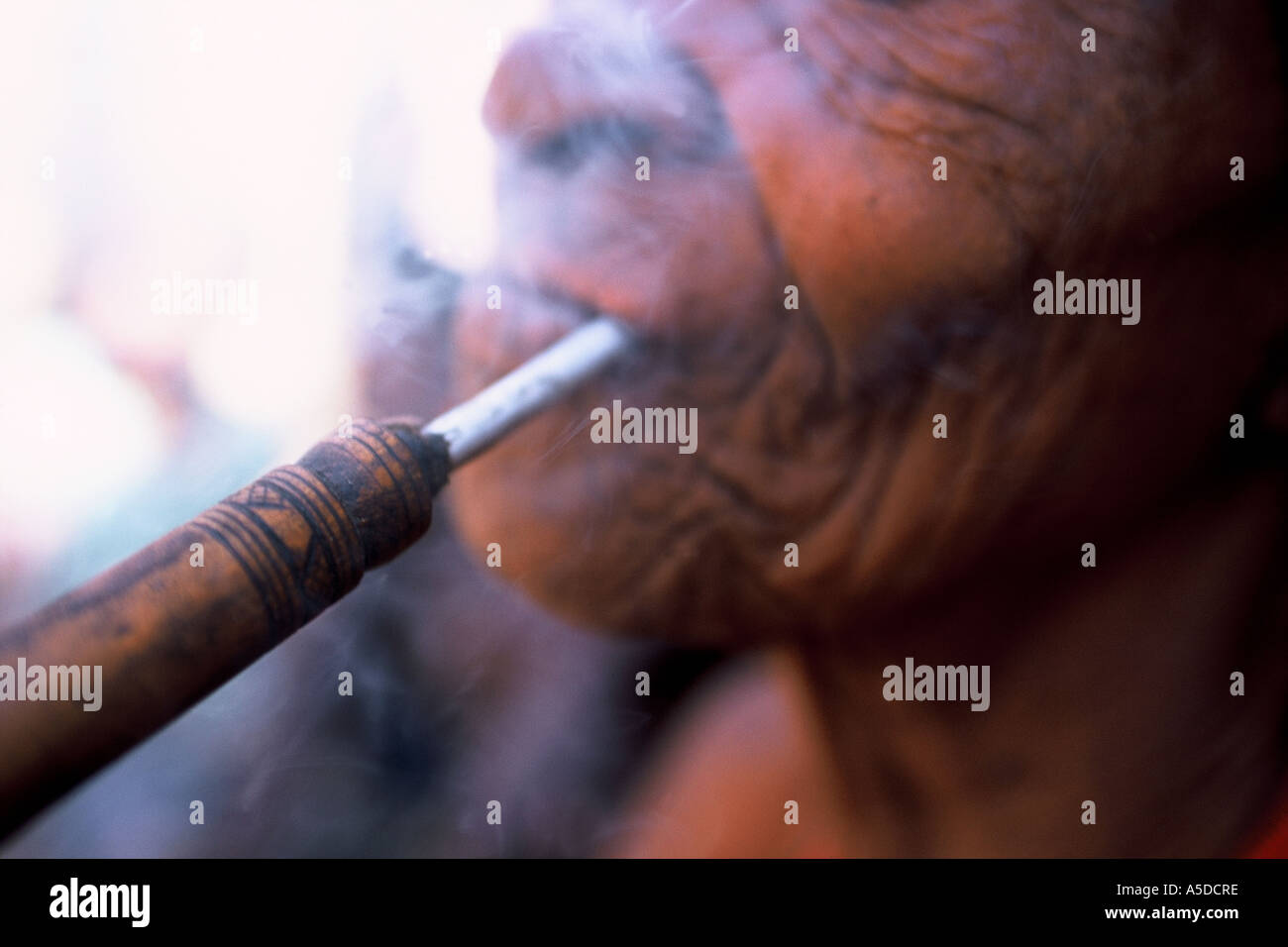 Koma Gimbe in Alantika Nadjmalo Frau Pfeife Stockfoto