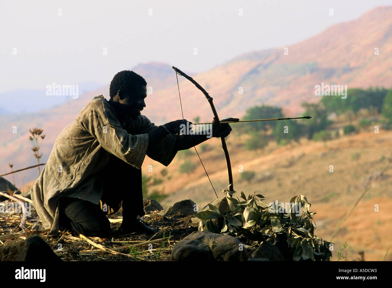 Koma Gimbe im Alantika Balanri Menschen jagen mit Pfeil und Bogen Stockfoto