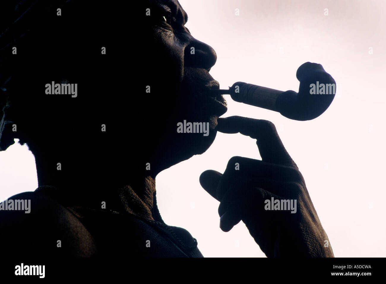 Koma Gimbe in Alantika Balanri Frau Pfeife Stockfoto