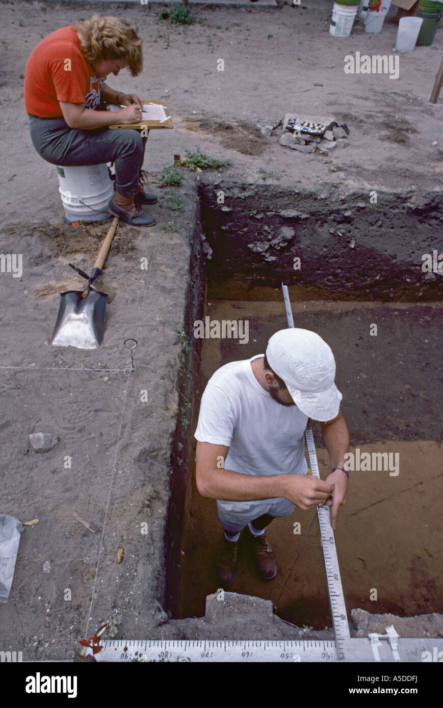 Archäologen, die Zuordnung einer Funktion an einer Ausgrabung Stockfoto