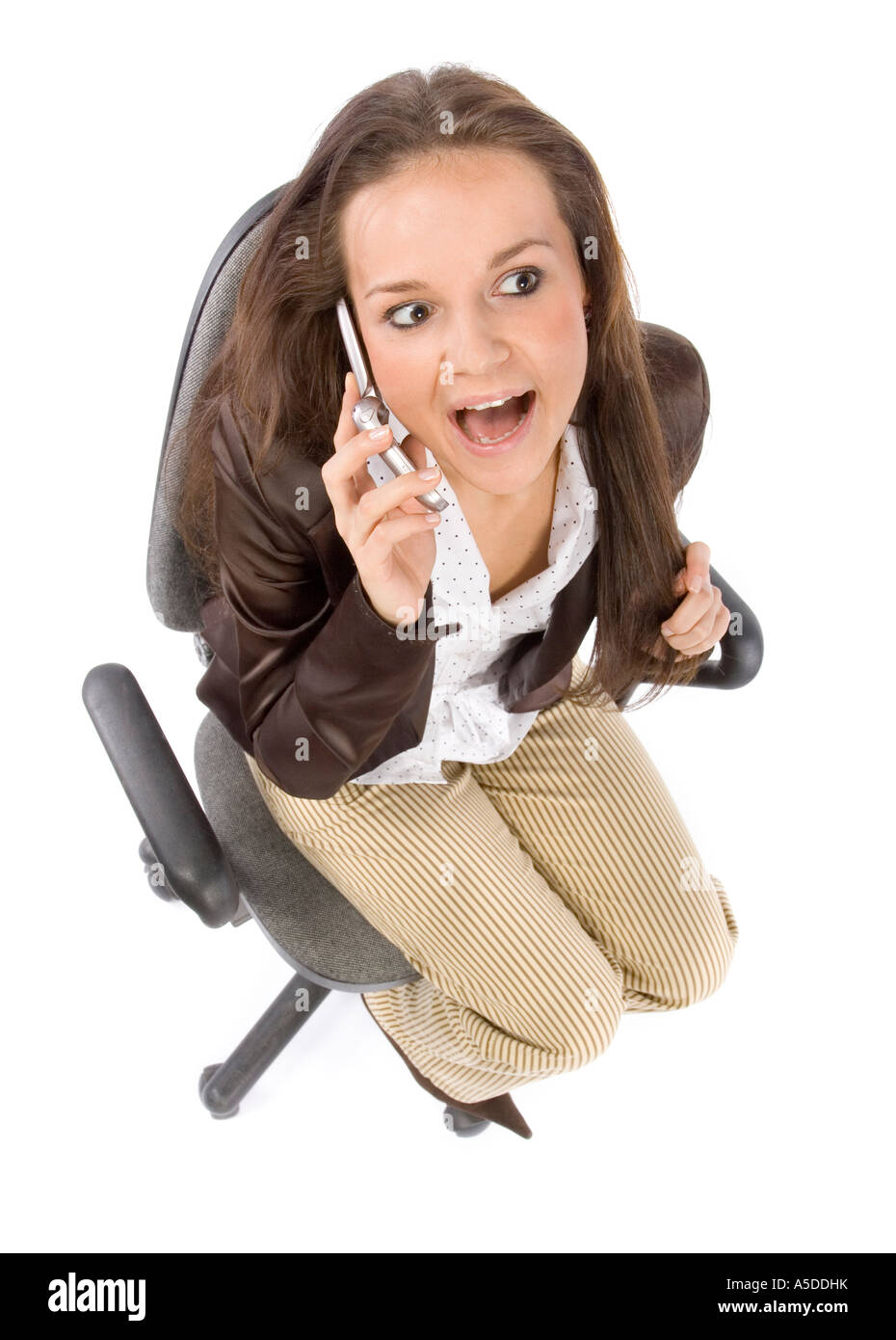 Frau sitzt auf dem Bürostuhl im Gespräch mit der Handy-weißem Hintergrund Kopfschuss Stockfoto