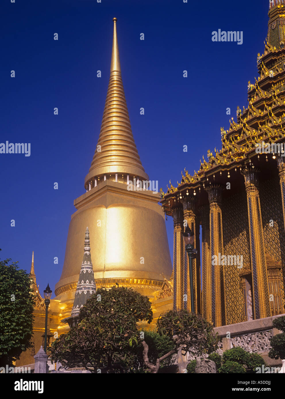 Goldene Chedi Grand Palace Komplex Wat Phra Kaeo Bangkok Thailand Stockfoto
