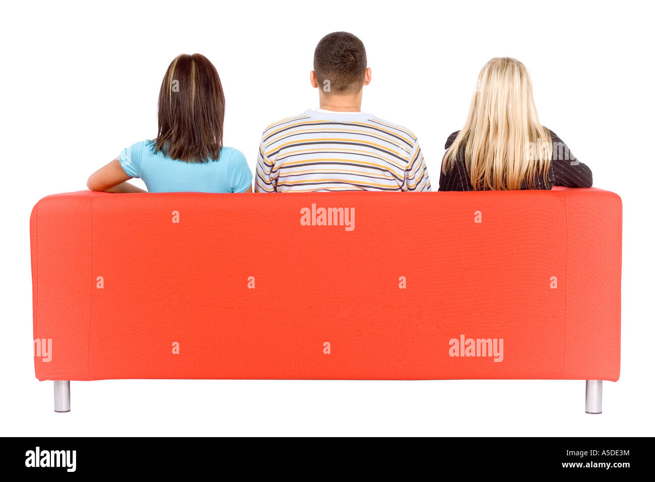 Rückseite von Mann und zwei Frauen sitzen auf einer roten Couch isoliert auf weißem Hintergrund im studio Stockfoto