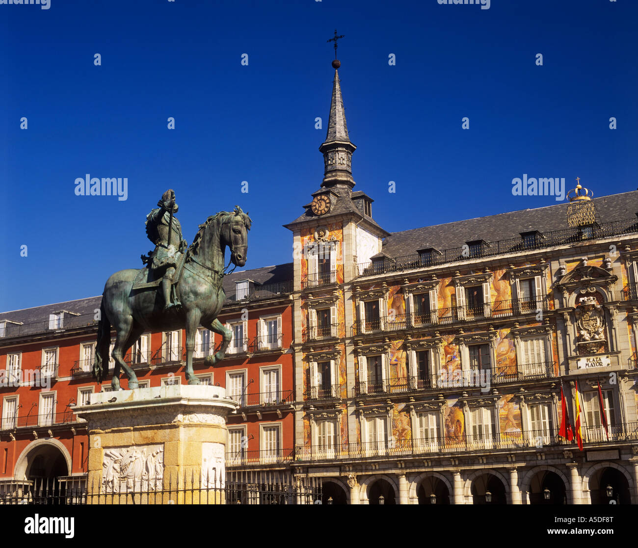Plaza Mayor Felipe II Statue und Casa Panaderia Madrid Spanien Stockfoto