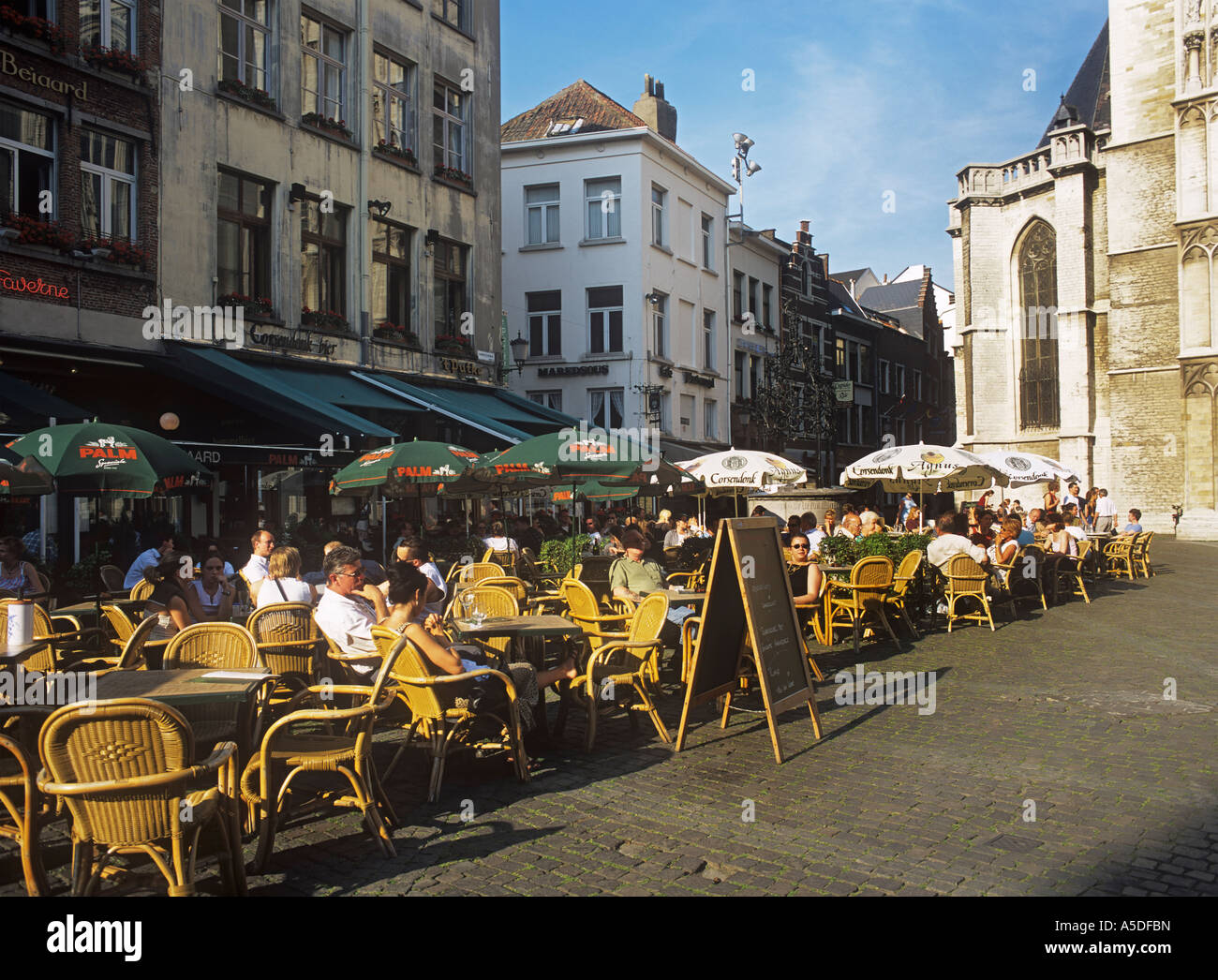 Menschen in Cafés Handschoenmarkt Antwerpen-Belgien Stockfoto